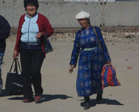 Home from shopping, Hovd