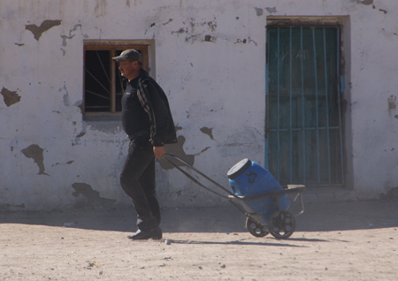 Hauling water in Hovd