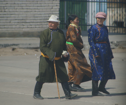 Del Three Mongols wearing del; train station, April 2005