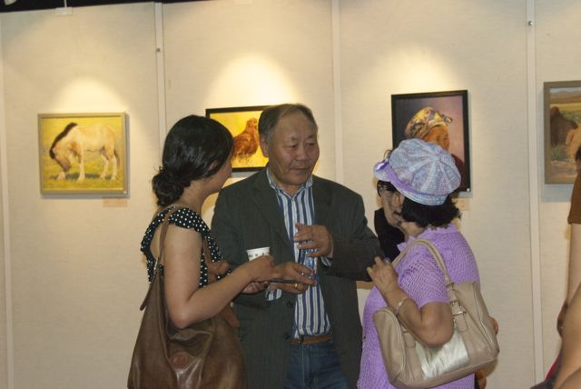 Dunburee chats with other guests