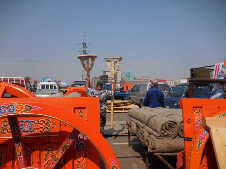 The vertical supports, called "bagana", being carred to the truck.