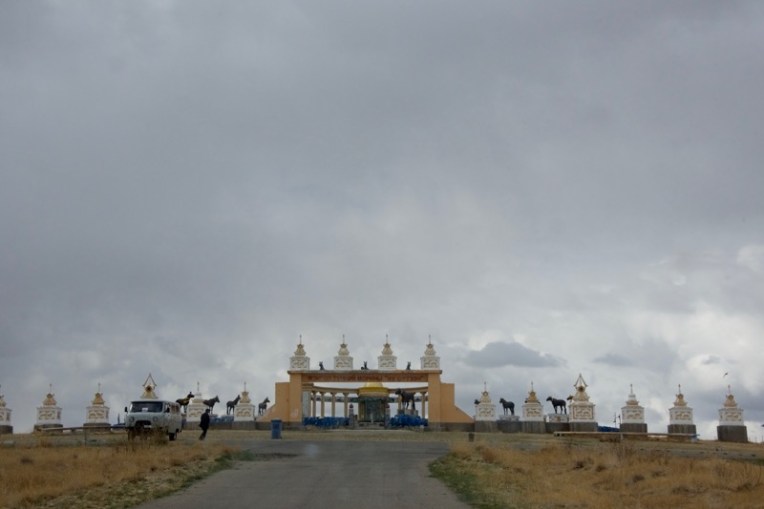 7. race horse memorial