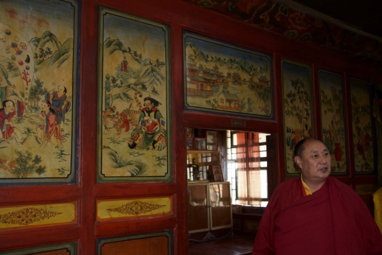 23-lama-and-paintings